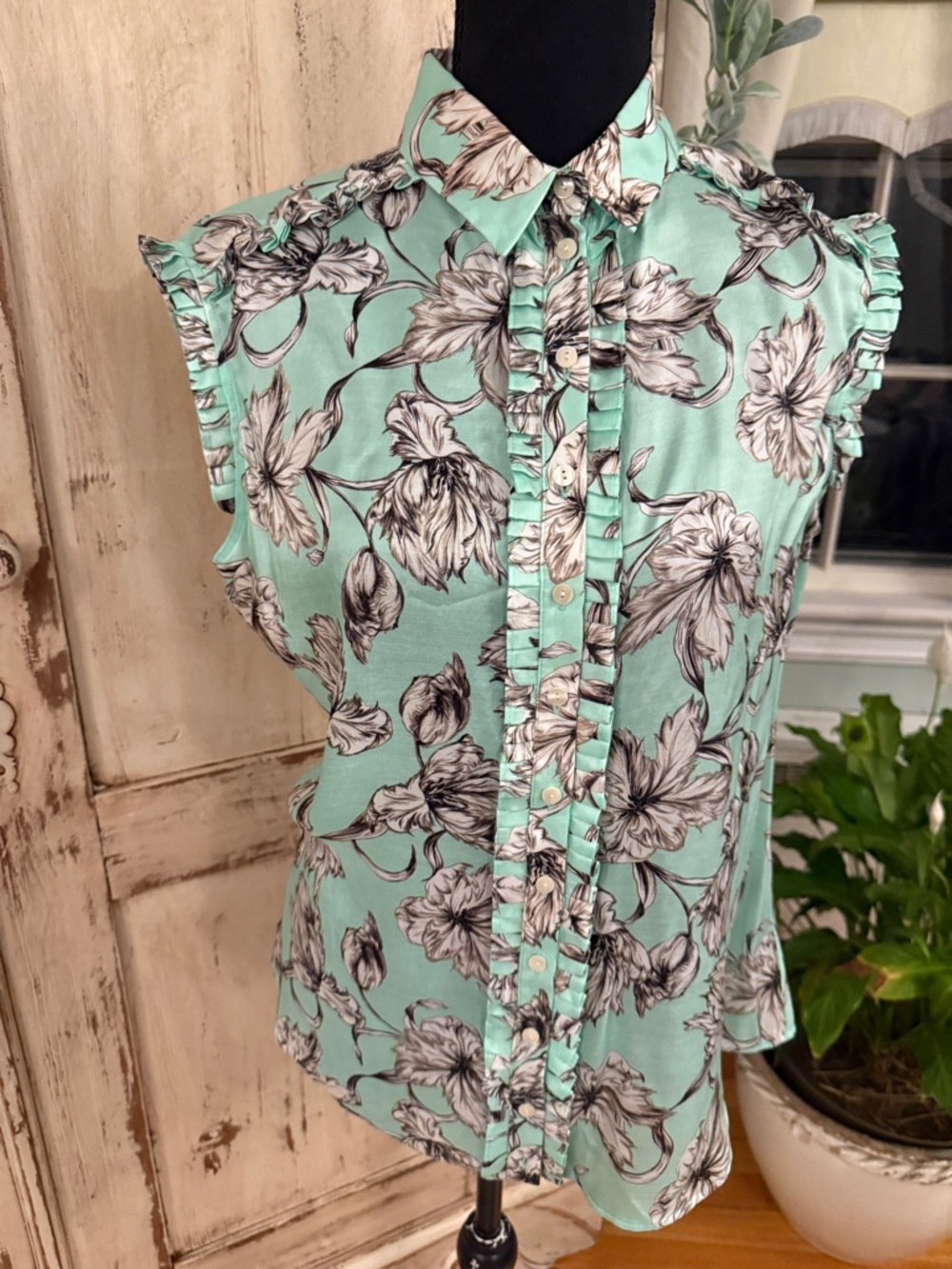 Anne Fontaine Sleeveless coquette feminine floral print button up. Size 40. US 8